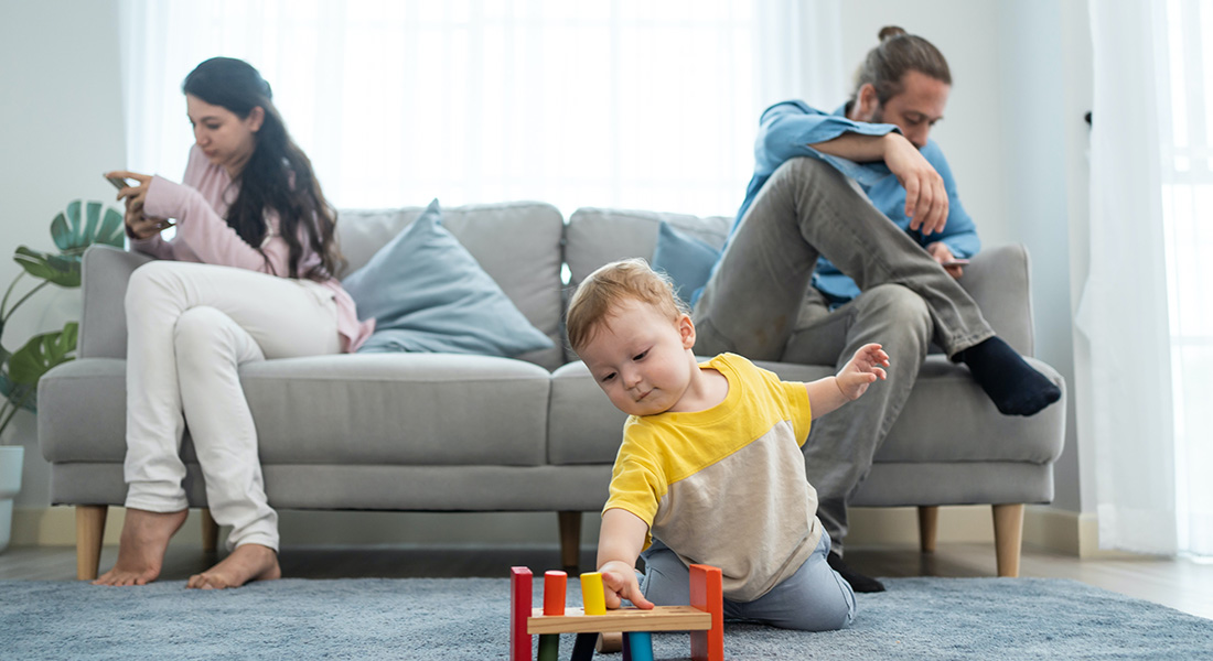 Emotionally-Unavailable-Parents-distracted-while-child-plays